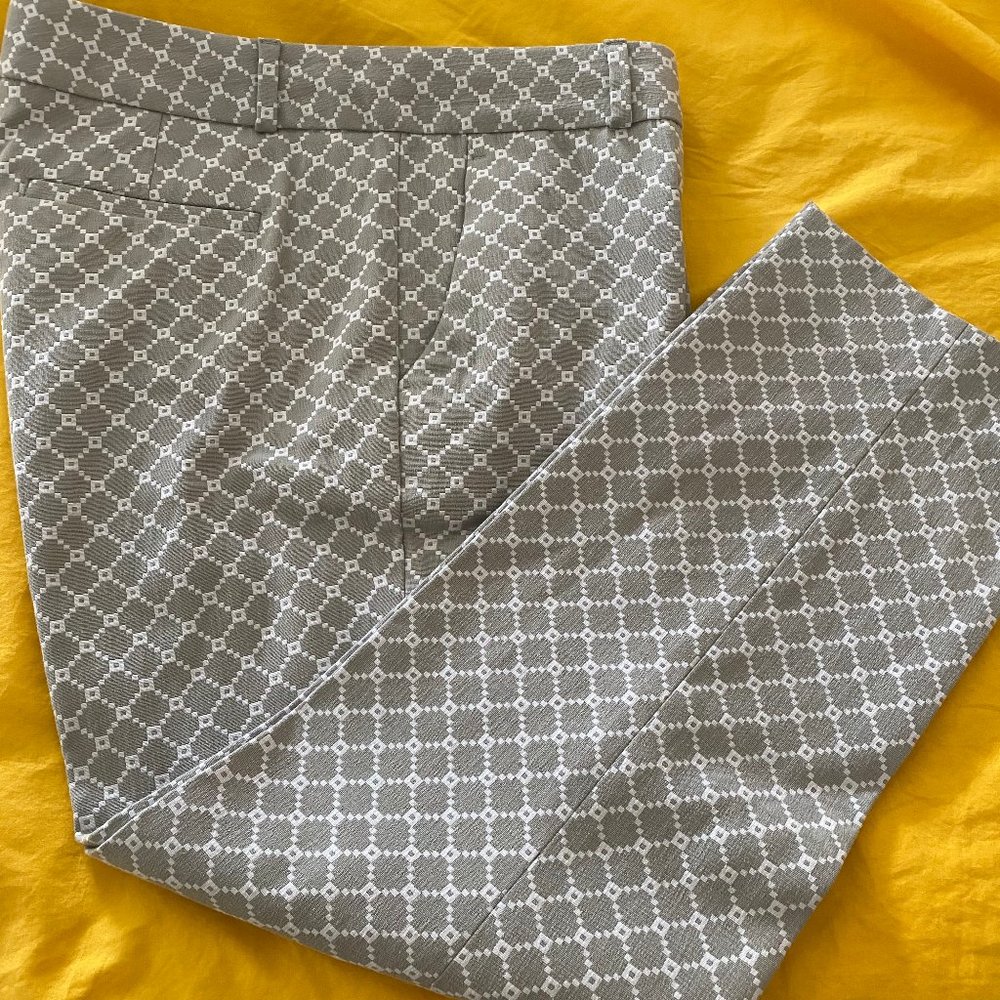 BANANA REPUBLIC light-gray and white diamond print capris